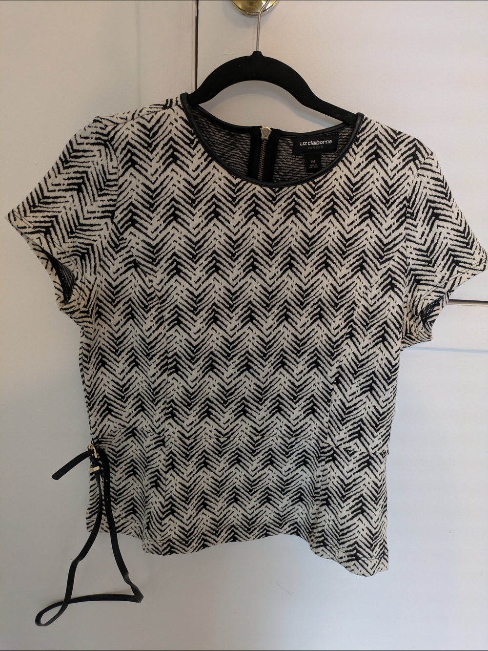 Liz Claiborne Black and White Short Sleeve Top with A Belt